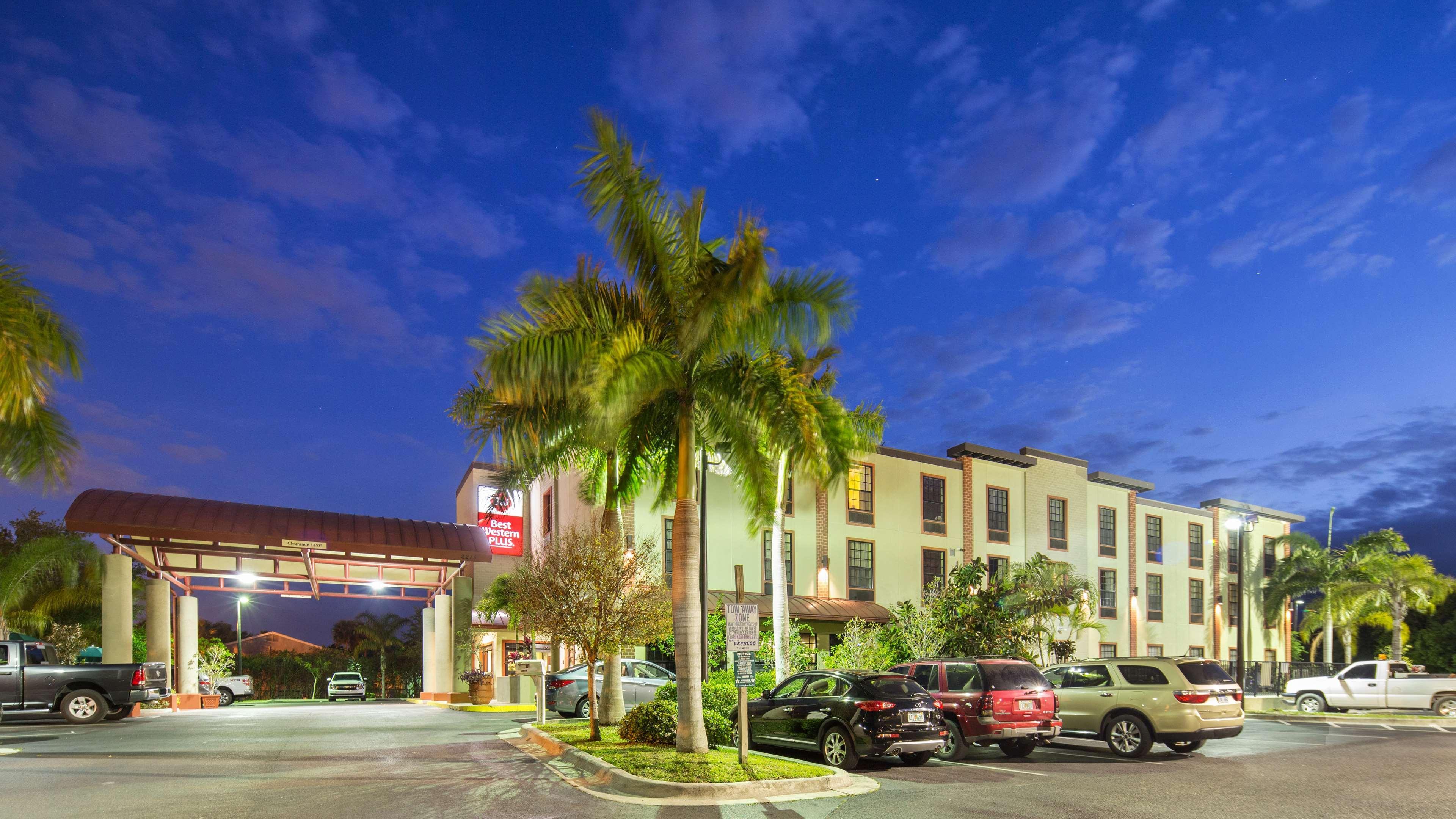 Best Western Plus Bradenton Gateway Hotel Exterior photo