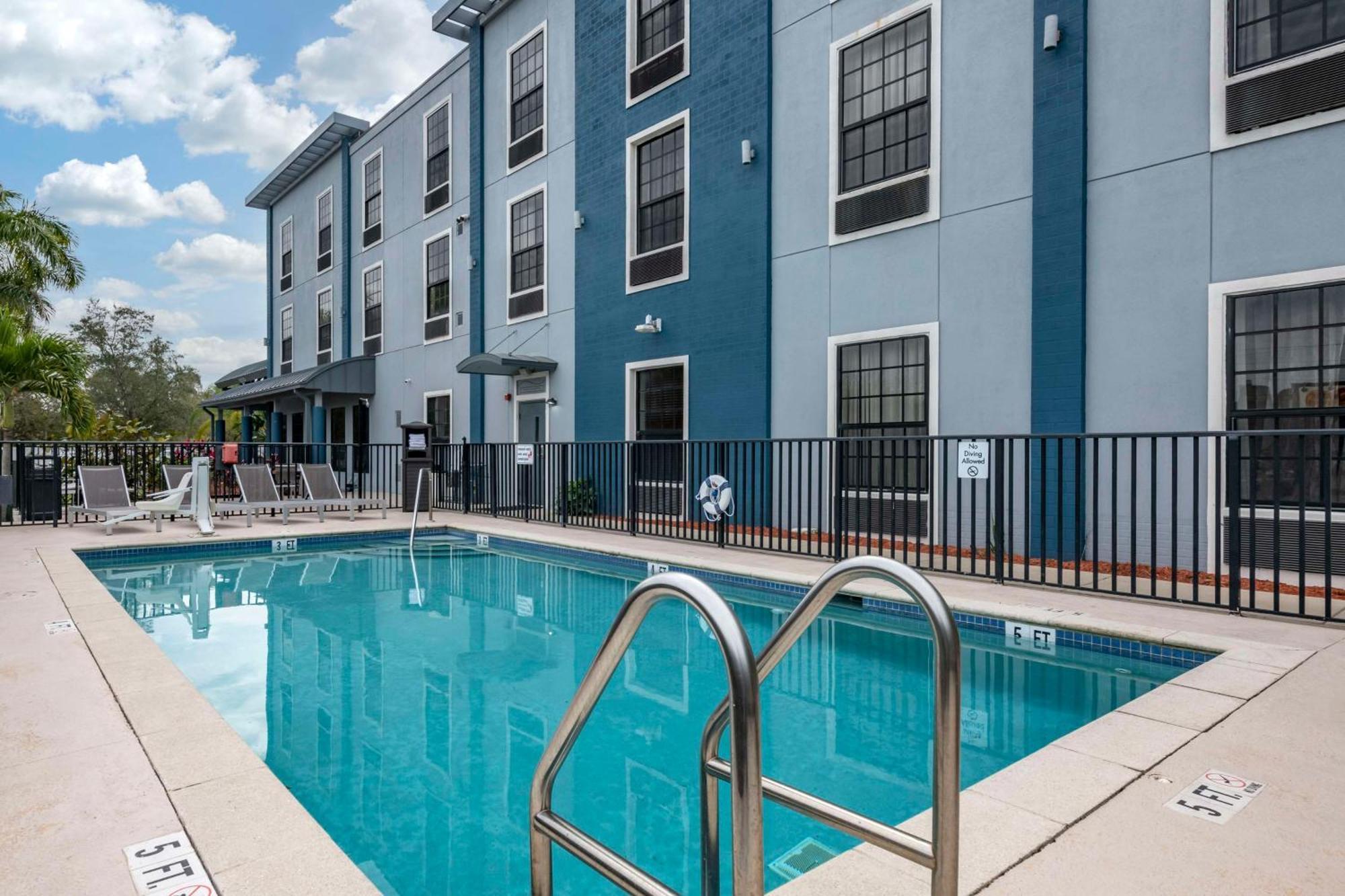 Best Western Plus Bradenton Gateway Hotel Exterior photo