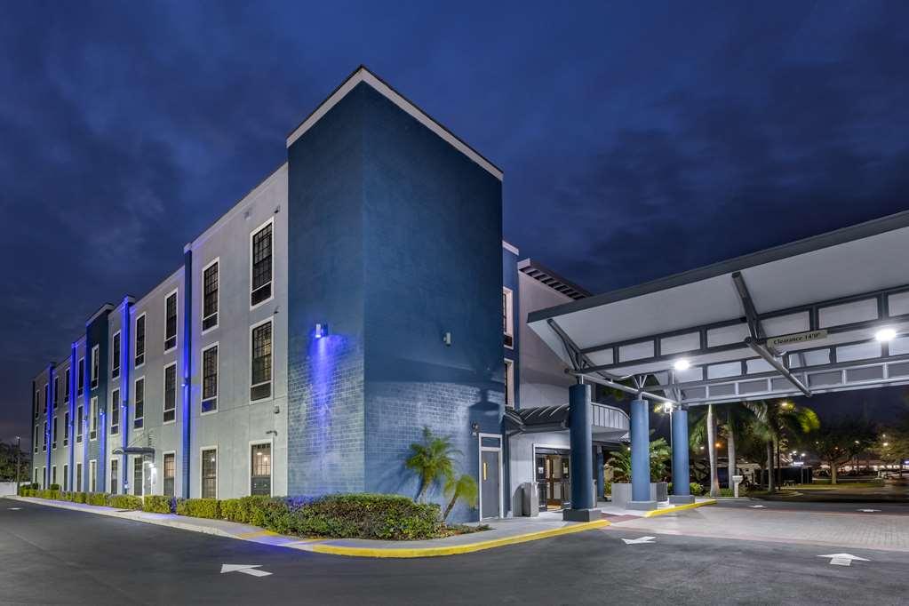 Best Western Plus Bradenton Gateway Hotel Exterior photo